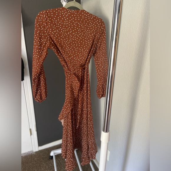 🚨NWT. Brown long sleeve wrap dress with white polka dots. Small. Bellanblue - Picture 5 of 12